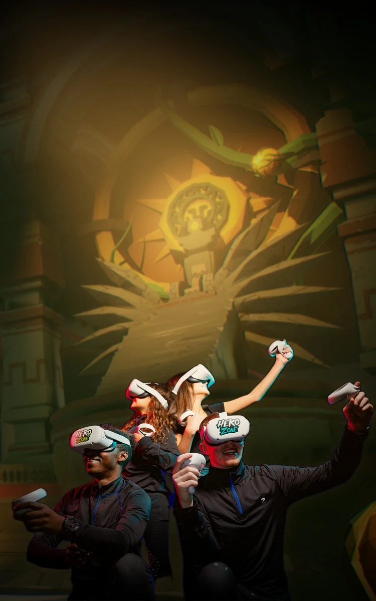 Cuatro personas con visores y mandos VR ante un templo de enigmas, en formato vertical.